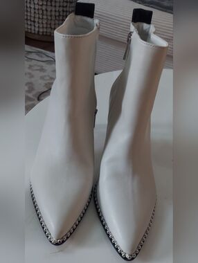 BCBG Ankle Boots with METAL STUDS Trim Worn 1 Time Sz 8.5